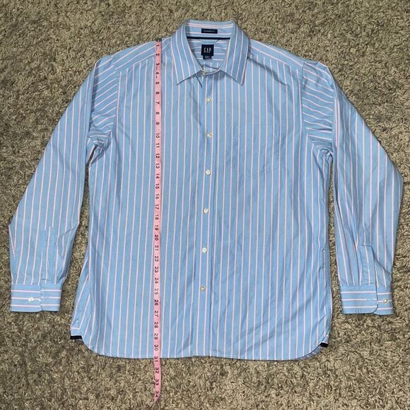 GAP Classic Fit Longsleeve Buttondown Shirt - Picture 3 of 6